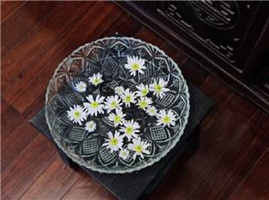 Đủ kiểu cắm cúc họa mi đơn giản mà đẹp với bình hoa pha lê để bàn