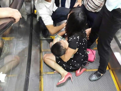 Hà Nội: Bé trai 3 tuổi bị kẹt chân ở thang cuốn