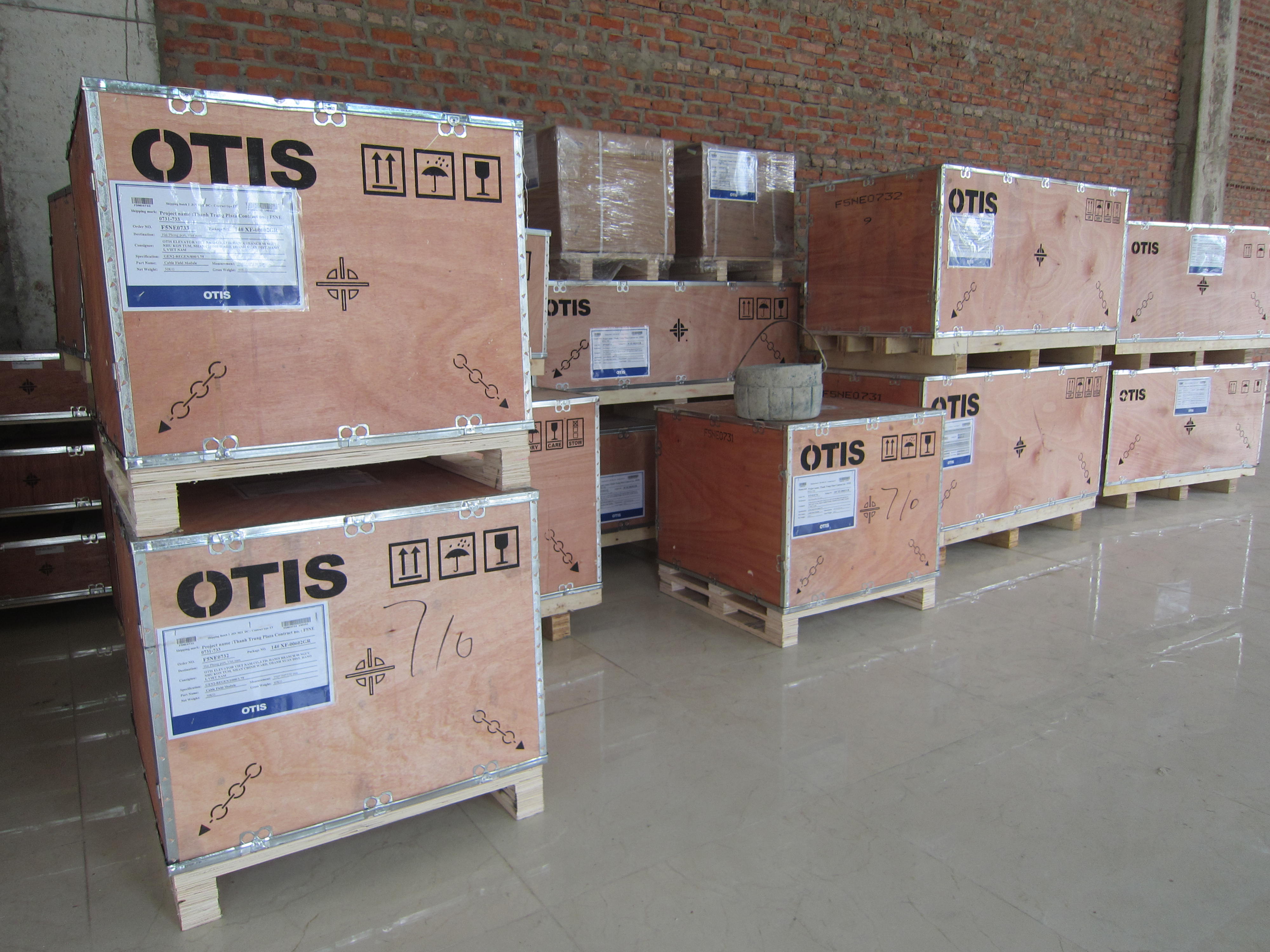 Thiết bị thang Otis về tới công trình