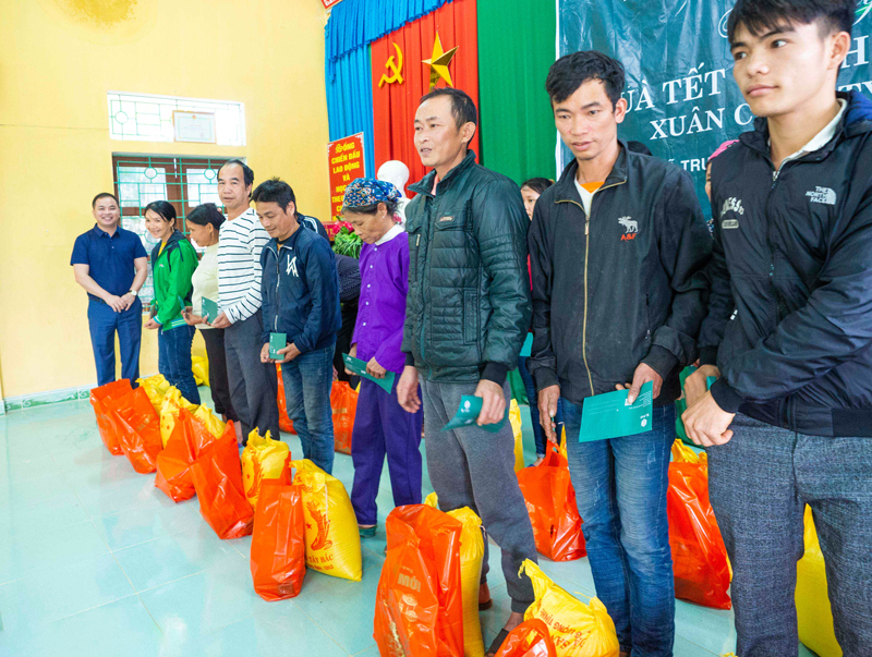 Công ty Cổ Phần Kland Tặng quà tết cho các hộ nghèo tại xã Trung Hà.