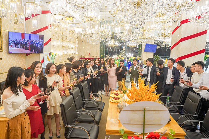 Toàn bộ nhân viên và khách quý tới dự “Kỷ niệm 5 năm Đèn Pha Lê Tiệp - ArtGlass VietNam