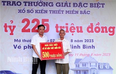 Ninh Bình: Trao 500 triệu đồng cho khách hàng trúng số giải đặc biệt