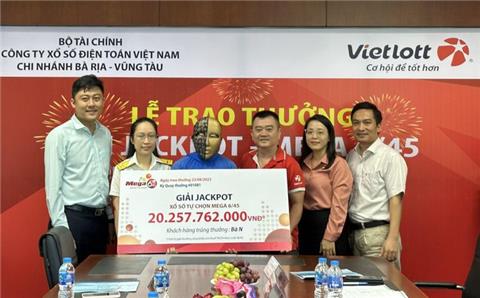 Trao hơn 20,2 tỷ đồng cho khách hàng trúng thưởng Vietlott ở Bà Rịa - Vũng Tàu