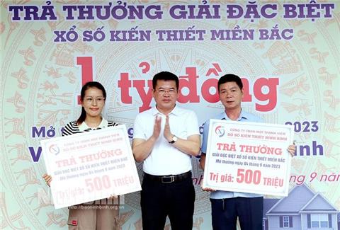 Lộ diện 2 khách hàng trúng số 500 triệu đồng tại Ninh Bình
