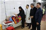 Đồng chí Phó Chủ tịch Thường trực UBND huyện thăm, tặng quà bệnh nhân đang điều trị tại Bệnh viện Đa khoa Hải Hậu