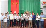 Đoàn thanh niên CS HCM huyện, Chi Đoàn cơ quan Huyện ủy tặng quà các em thiếu niên, nhi đồng