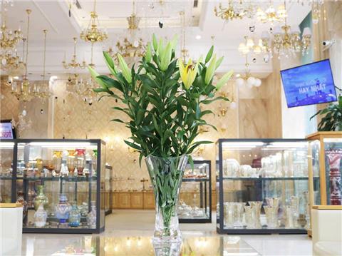 ​Cách cắm hoa ly tuyệt đẹp và bền màu với lọ hoa pha lê