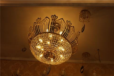 Đèn chùm pha lê Lotus gây chú ý với thiết kế hoa sen đậm chất Việt
