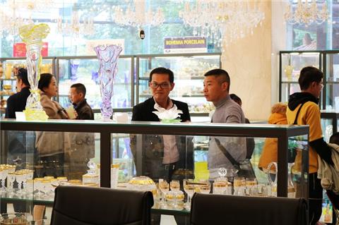 Dàn sao phim Mr Lù đến thăm Showroom Đèn pha lê Tiệp lớn nhất Việt Nam