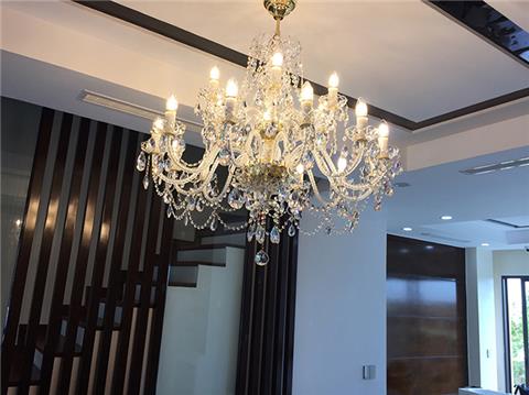 Phong thủy đèn pha lê trang trí phòng khách chiêu tài lộc