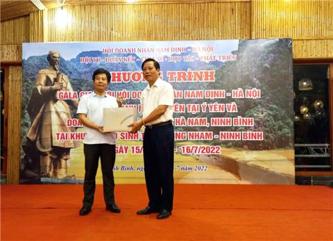 Pha Lê Tiệp tài trợ 200 bộ quà tặng trong buổi gặp gỡ, giao lưu của Hội Doanh nhân Nam Định